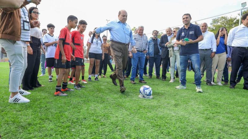 Governador entrega novo campo de grama sintética do Taguaparque