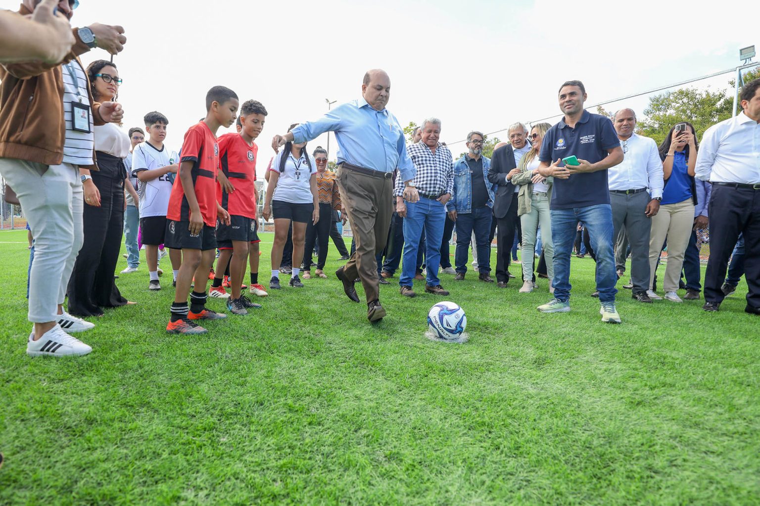 Governador entrega novo campo de grama sintética do Taguaparque