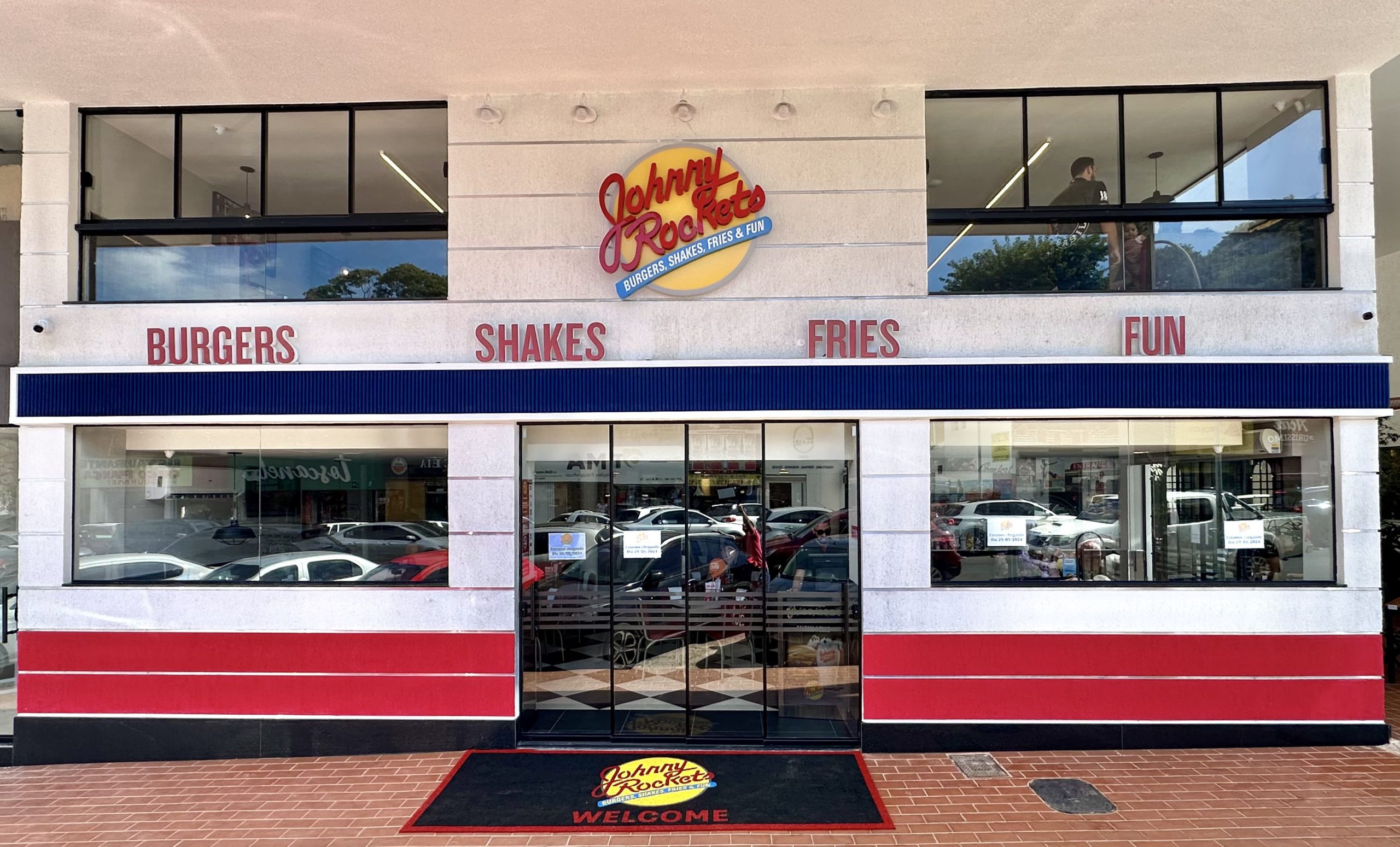Johnny Rockets inaugura mega loja em Brasília e promete experiência divertida para toda a família