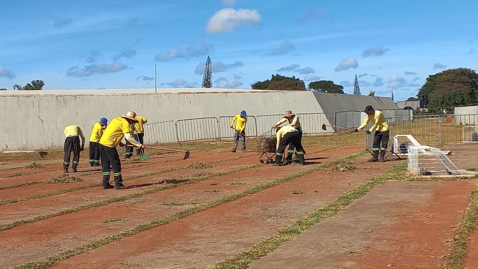 Administração Regional do Plano Piloto realiza limpeza na área da Catedral de Brasília