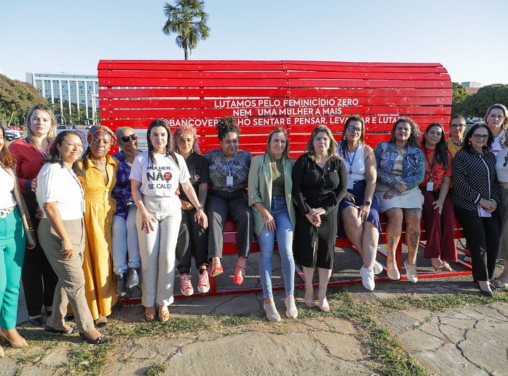 Banco Vermelho na Praça do Buriti reforça combate à violência contra a mulher