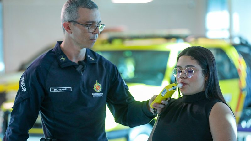 Comer pão de forma pode mesmo afetar o bafômetro? Polícia Militar do DF esclarece