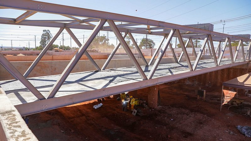 Equipes trabalham na instalação da passarela para pedestres do Viaduto do Jardim Botânico