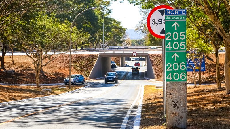 Descubra o significado das placas da capital e sua importância internacional