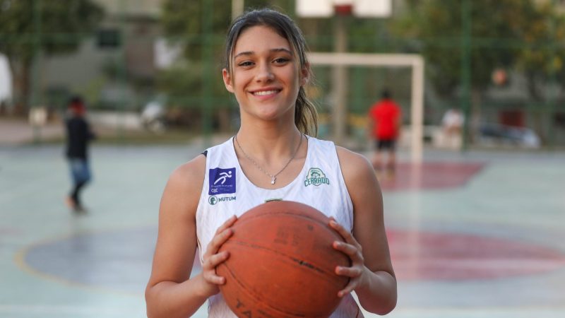 Reforma de quadra na Vila Telebrasília garante treinos de jovem talento do DF