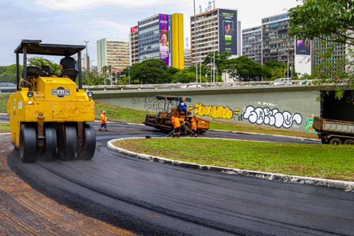 As equipes da Divisão de Obras Diretas de Pavimentação Asfáltica da Novacap atuam em várias frentes de trabalho