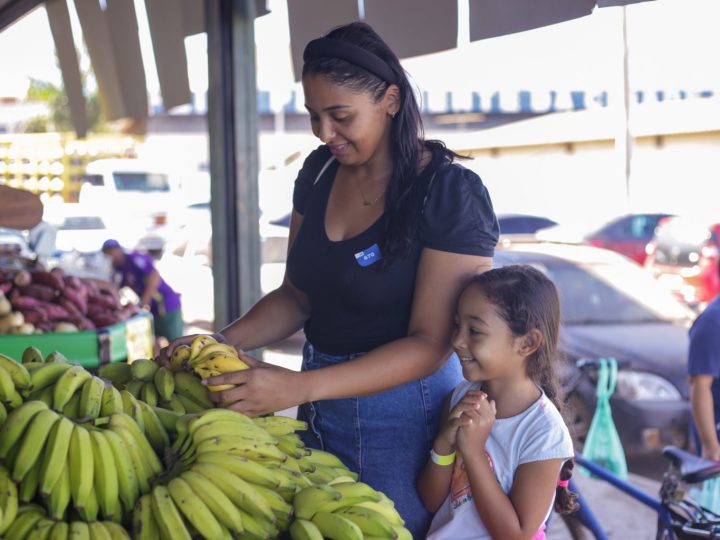 Especialista alerta que alimentação dos pais influencia dieta de filhos