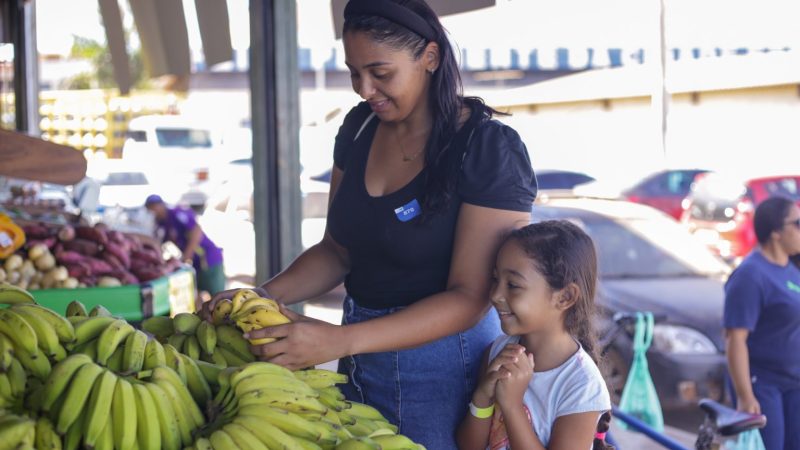 Especialista alerta que alimentação dos pais influencia dieta de filhos