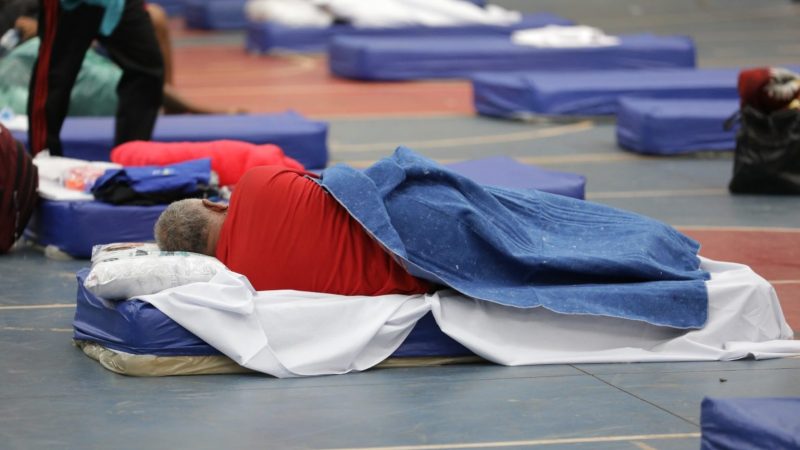 Mais de 1.400 pessoas em situação de rua encontram abrigo do frio no DF