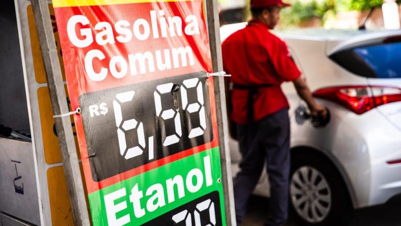 Gasolina sobe R$ 0,20 em todo o país a partir de hoje (17)