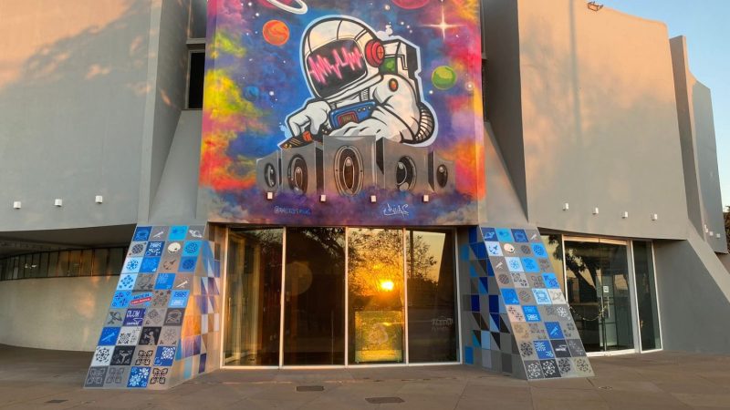Planetário completa 50 anos com grafite que celebra a ciência e a cultura