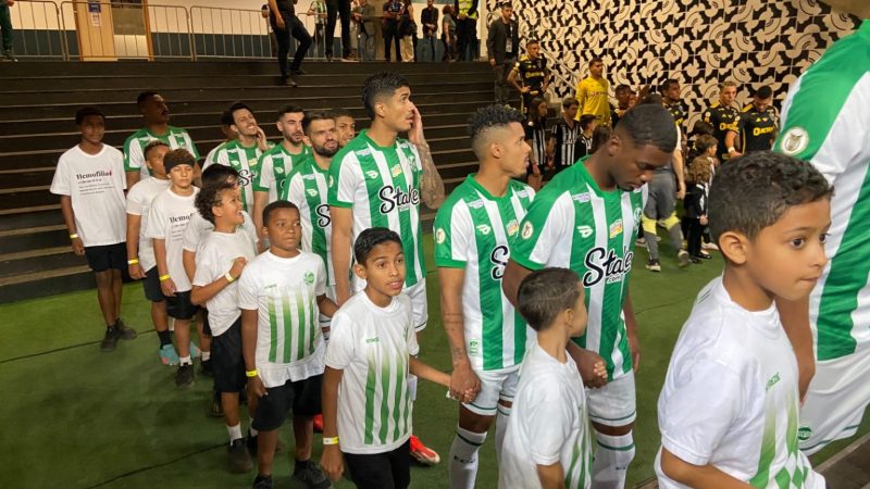 Crianças entram em campo com jogadores no Mané Garrincha