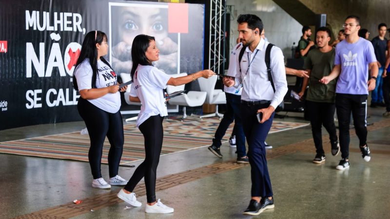 Campanha “Mulher, Não se Cale!” leva conscientização às feiras do DF