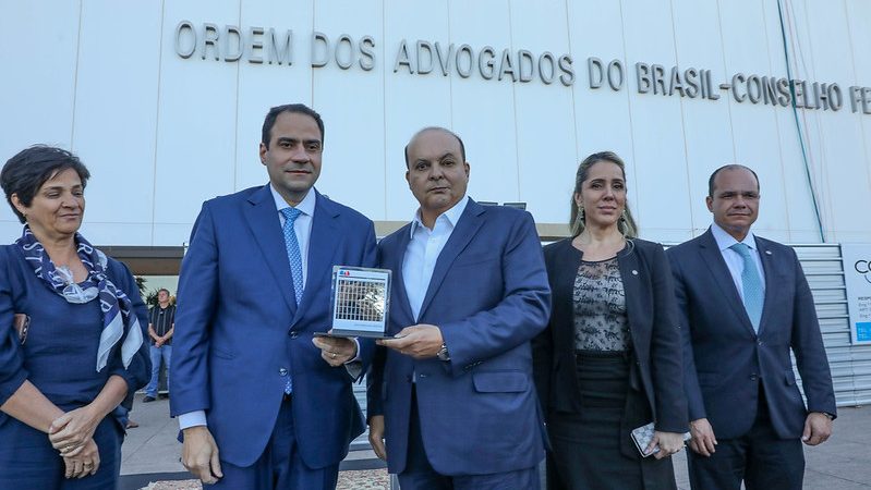 Ibaneis Rocha é homenageado pela OAB após incêndio na sede