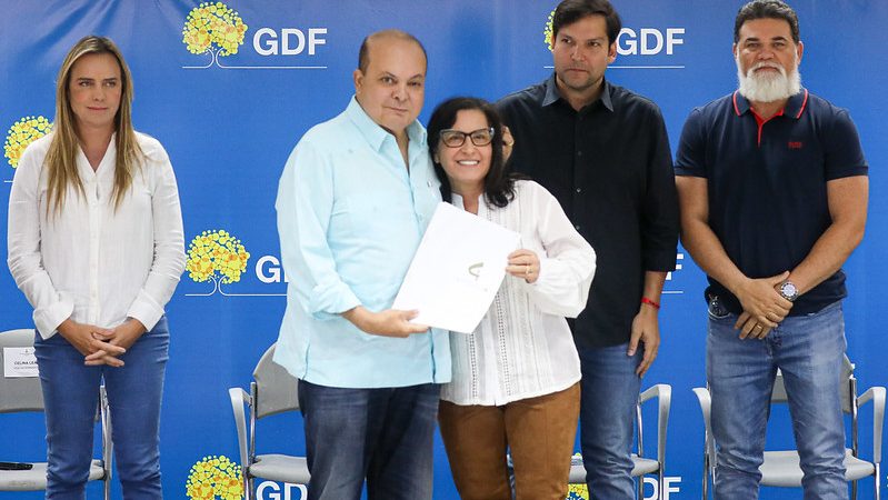 GDF chega a 900 contratos e escrituras para regularização de empresas celebrados