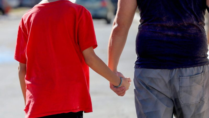 Programa Acolher Eles e Elas oferece suporte financeiro e emocional a órfãos do feminicídio