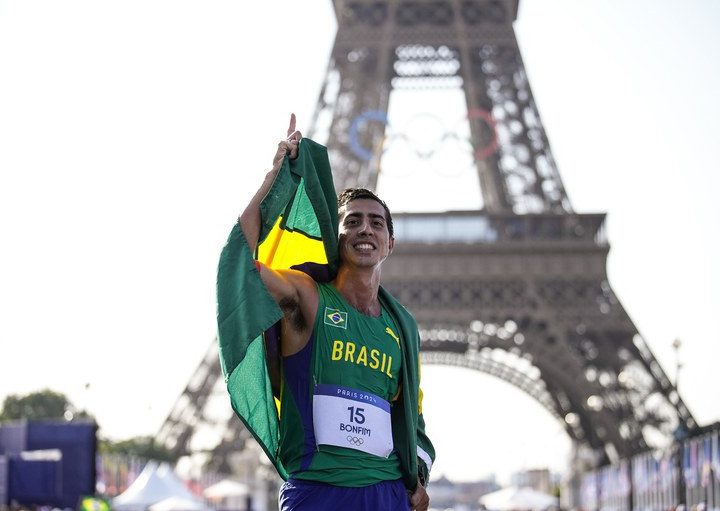 Caio Bonfim conquista prata histórica para o Brasil e o DF em Paris