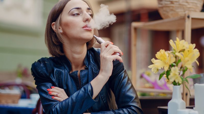 Especialista alerta para impactos do uso do cigarro eletrônico na saúde bucal