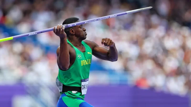 Luiz Maurício faz história e avança à final do dardo em Paris 2024