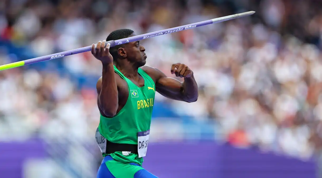 Luiz Maurício faz história e avança à final do dardo em Paris 2024