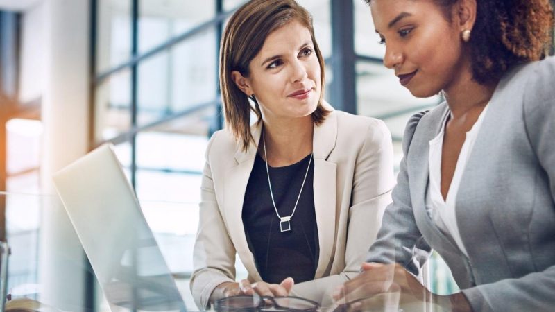 Mulheres avançam em direção às cadeiras de CFO, mas desafios persistem