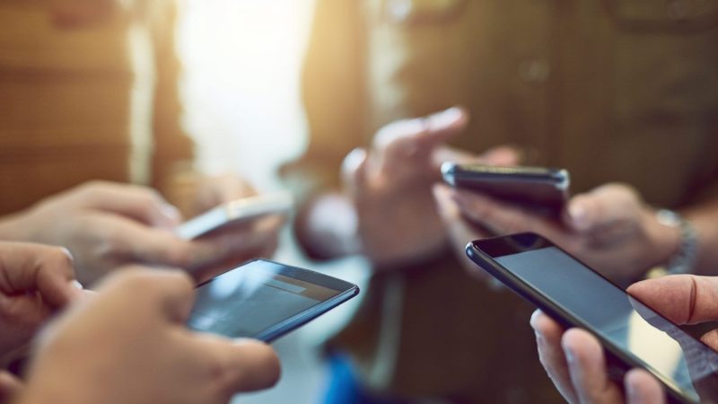 Empresa parceira de gigantes da tecnologia é acusada de usar dados de conversas para anúncios