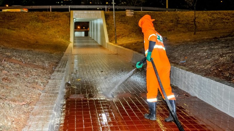 Passagens subterrâneas do Eixão ganham limpeza semanal e ficam mais limpas