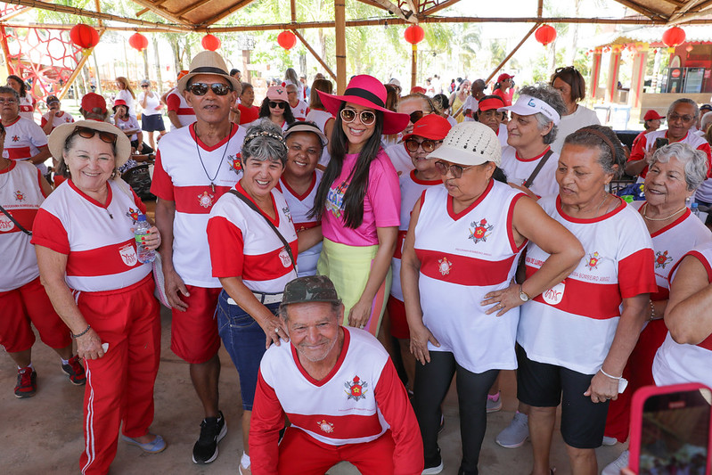 Idosos têm dia de lazer em ação social no festival Na Praia