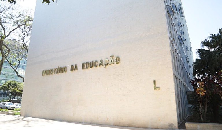 Disputa acirrada por conta de R$ 40 milhões em verba de comunicação do MEC