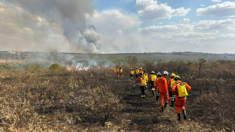 Bombeiros do DF têm férias suspensas para combater incêndios
