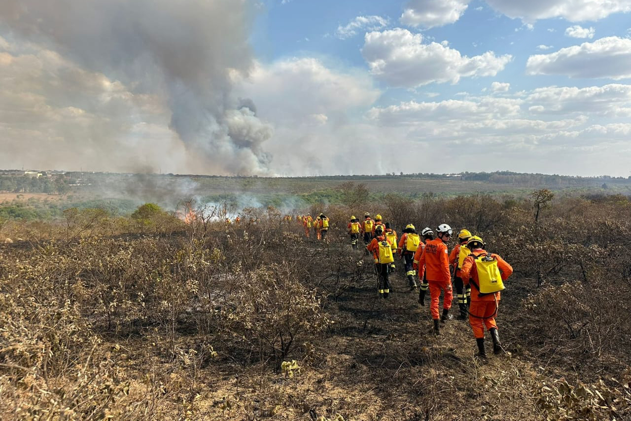 Bombeiros do DF têm férias suspensas para combater incêndios