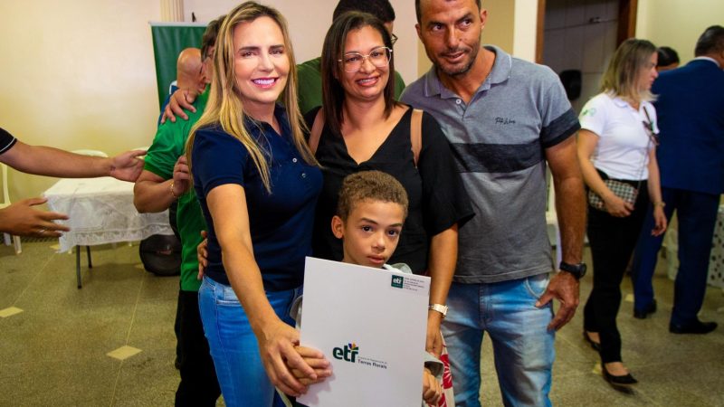 Celina Leão entrega contratos de uso da terra para produtores rurais do DF