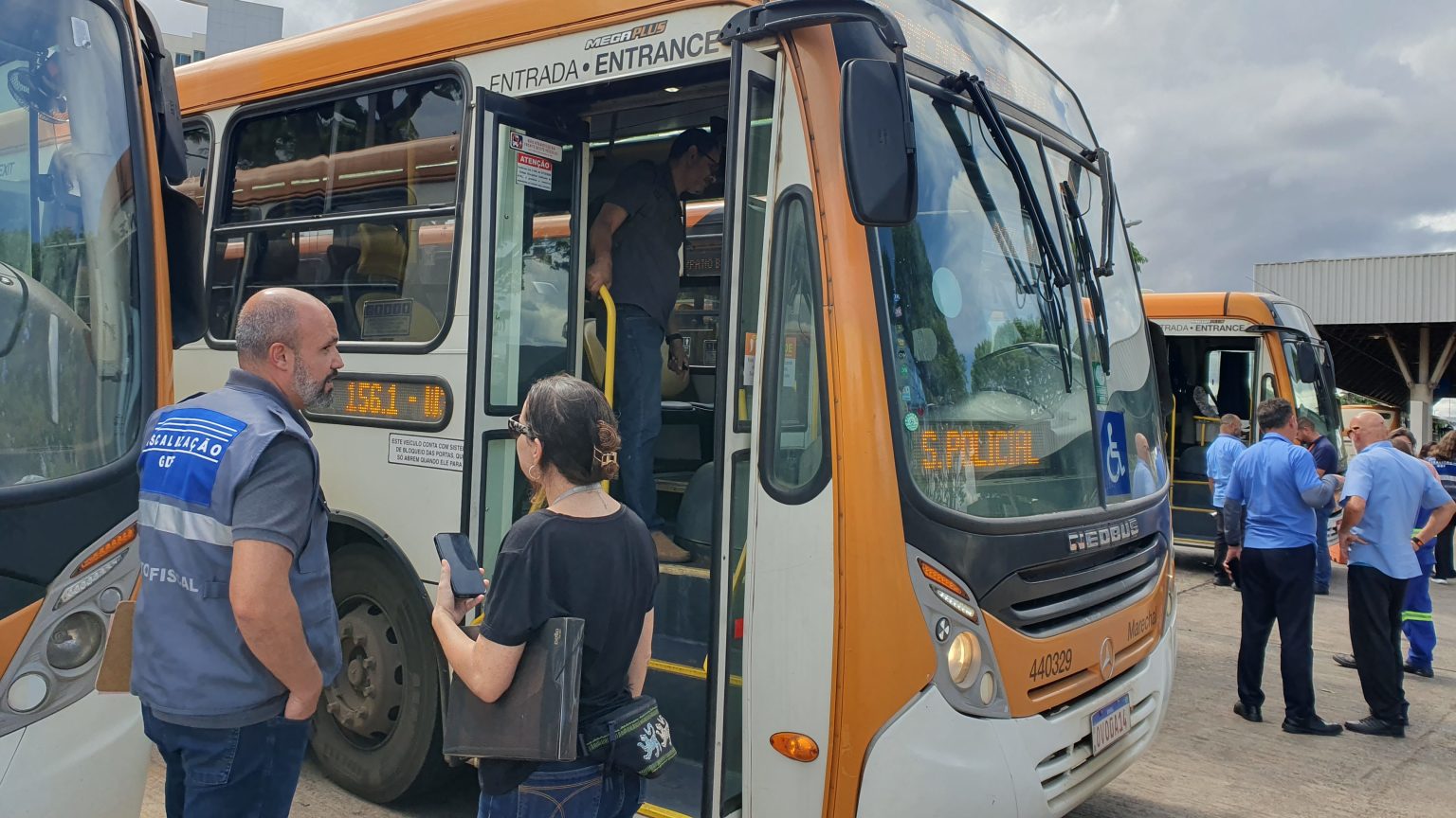Ônibus do DF passam por fiscalização rigorosa para garantir segurança em dias de chuva
