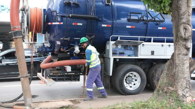 Novacap intensifica limpeza de bocas de lobo para evitar alagamentos no DF