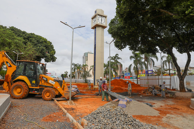 Obras da Praça do Relógio avançam e cidade ganha novo espaço de convivência