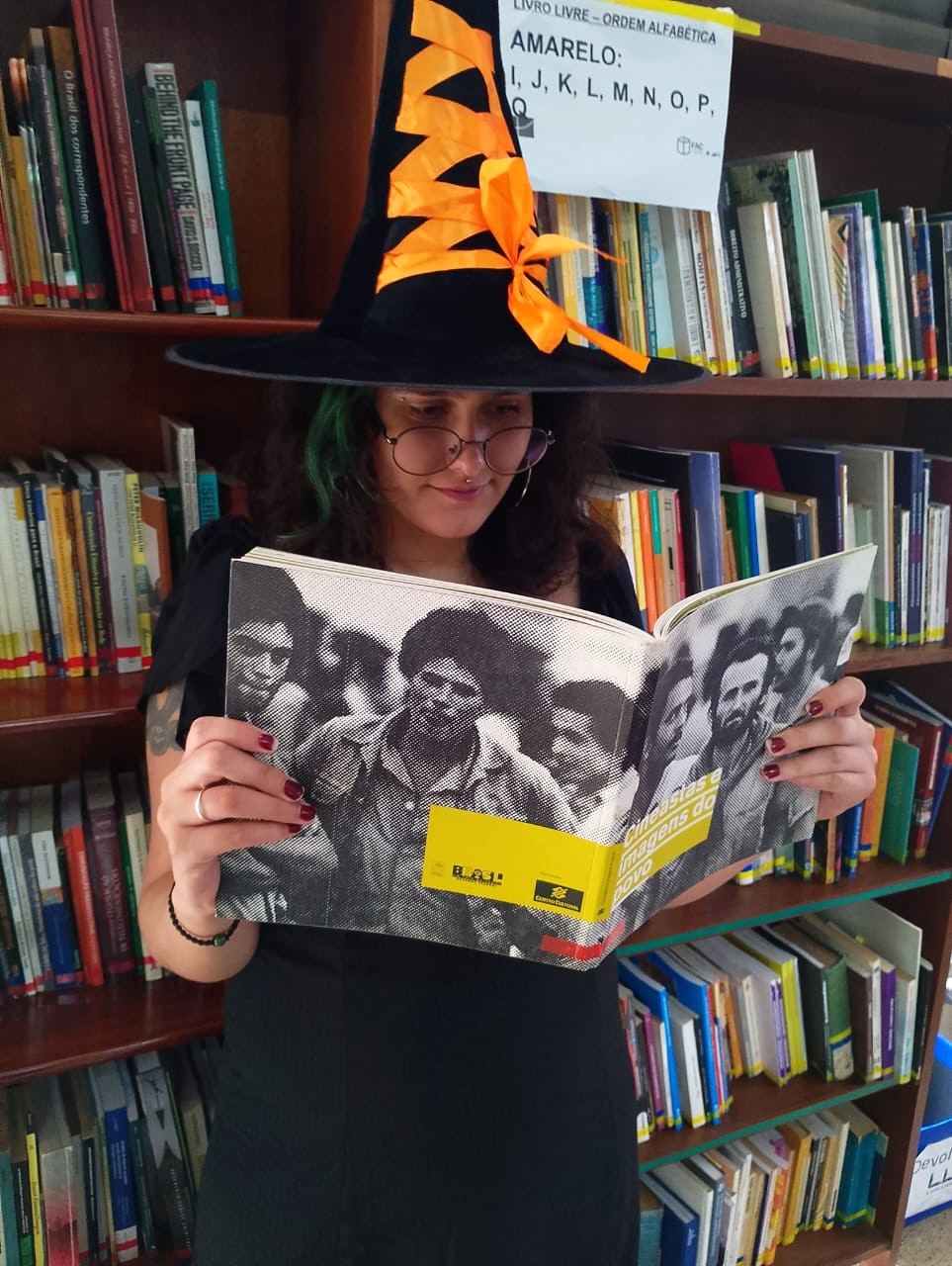 FAC/UnB troca doces por livros no Halloween e incentiva a leitura