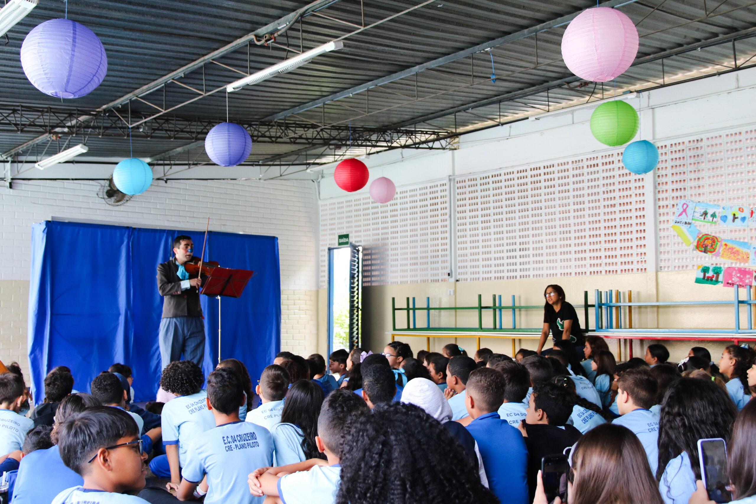 Palhaçada no Cruzeiro: Risos e Reflexão para a Escola Pública
