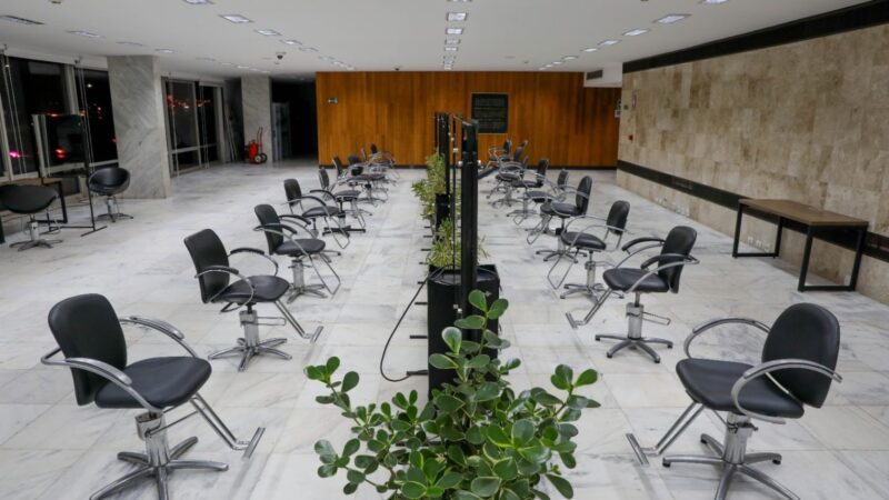 Ação Tesouras Solidárias oferece corte com cabeleireiros renomados em troca de doações