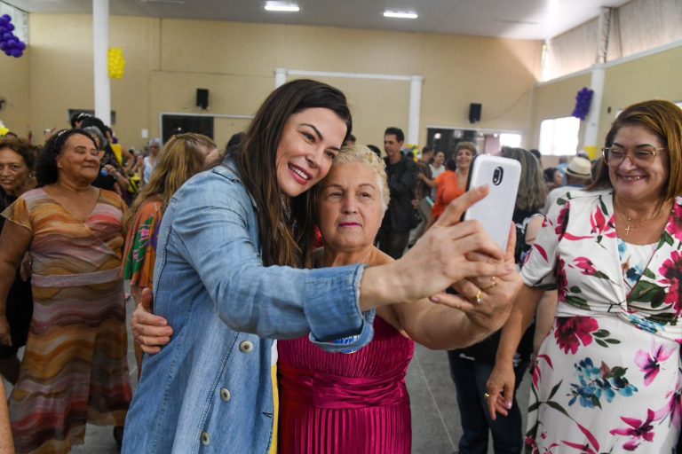 Secretária Marcela Passamani reunida com os idosos