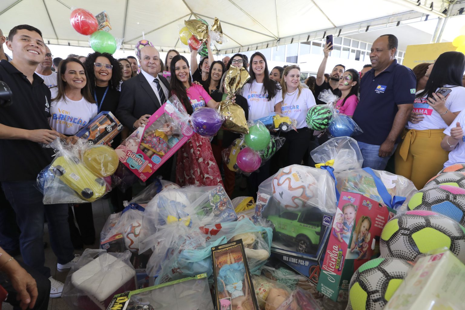 Solidariedade marca a doação de milhares de brinquedos no Dia D da campanha Vem Brincar Comigo