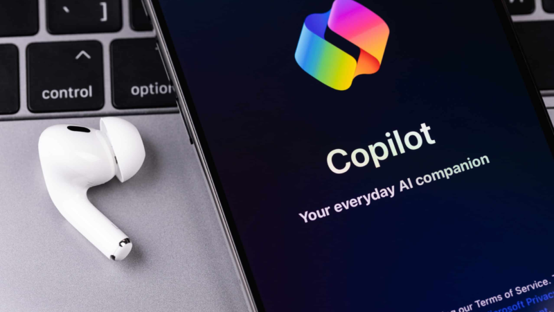 Copilot da Microsoft chega ao WhatsApp: IA gera textos e imagens direto no seu celular
