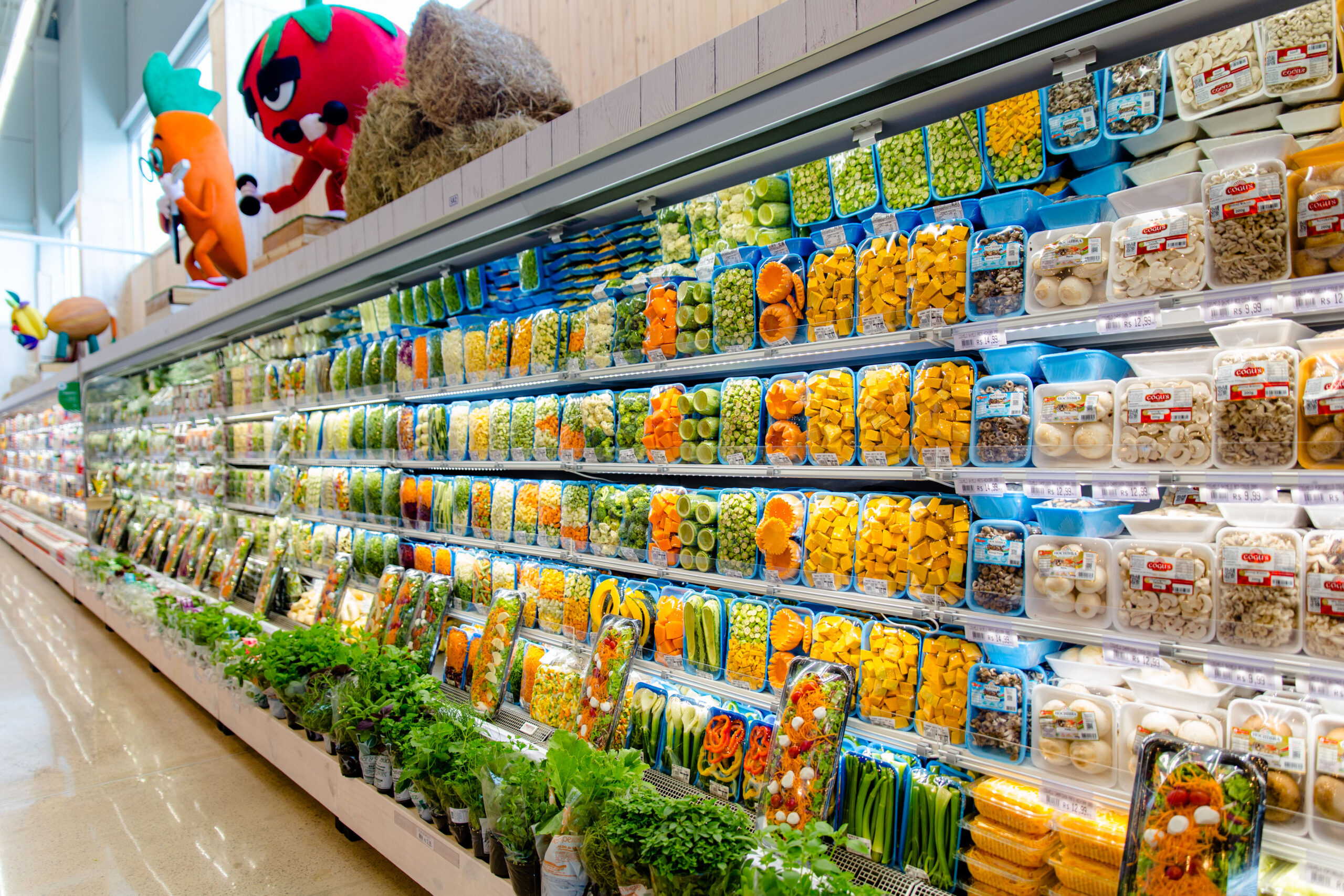 Oba Hortifruti lança campanha Artefruti que une frescor e arte