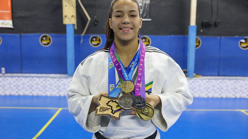 Judoca apoiada por programas do GDF é prata em mundial escolar no Bahrein