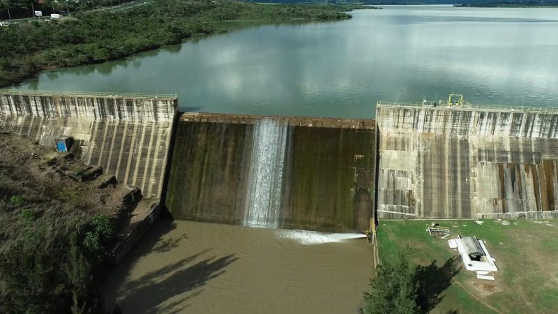 Barragem do Descoberto está cheia e verte mais cedo, garantindo segurança hídrica para o DF