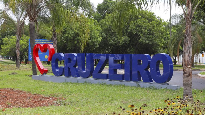 Cruzeiro celebra 65 anos com festa especial e bolo gigante