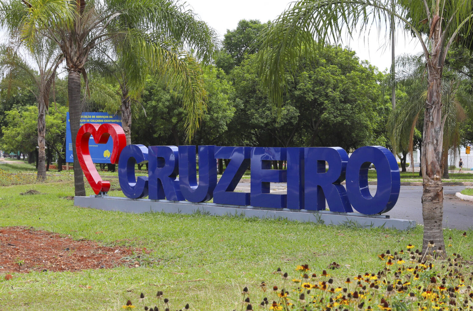Cruzeiro celebra 65 anos com festa especial e bolo gigante