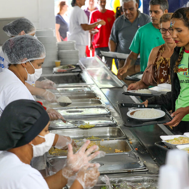 Chef Rosário prepara macarronada à bolonhesa em restaurante comunitário do Varjão