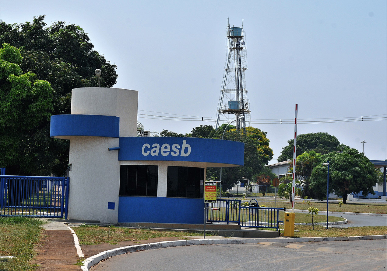 Caesb abre concurso público com mais de 300 vagas e salários de até R$ 11,9 mil