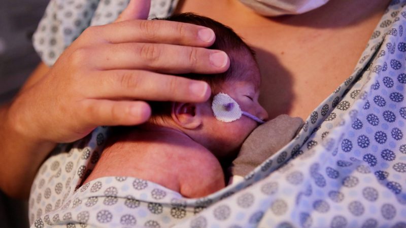 Novembro Roxo: a importância do leite materno para bebês prematuros