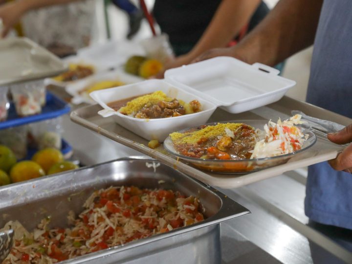 Restaurantes comunitários do DF oferecem duas refeições por turno